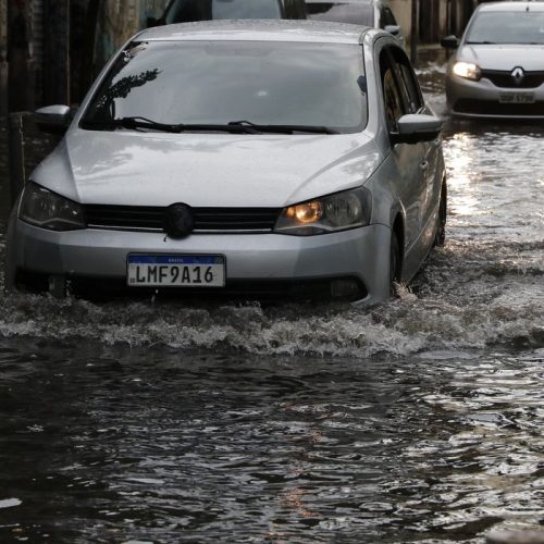 Chuvas deixam dois mortos e uma pessoa desaparecida no Rio