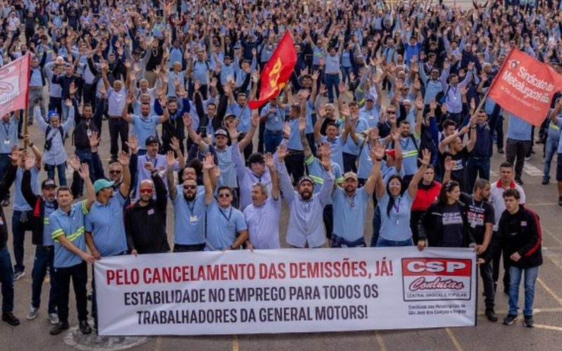 Funcionários da GM entram em greve após demissões por telegrama em três fábricas no Brasil