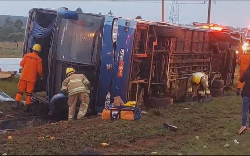 VÍDEO mostra motorista de ônibus de viagem tentando fugir da fiscalização antes do veículo tombar no DF