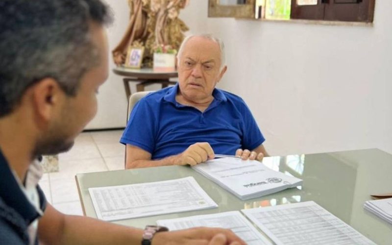 Justiça afasta prefeito de cidade cearense que estava há um mês em hospital sem pedir licença médica