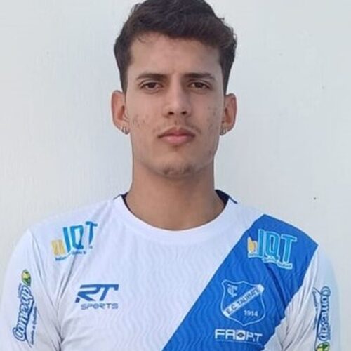 Jogador de futebol suspeito de estupro coletivo contra adolescente se apresenta à polícia; ele estava foragido