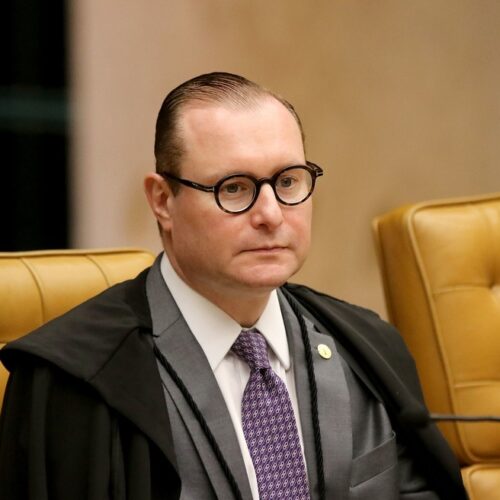 Homem que atacou Cristiano Zanin em aeroporto é condenado a pagar indenização a ministro