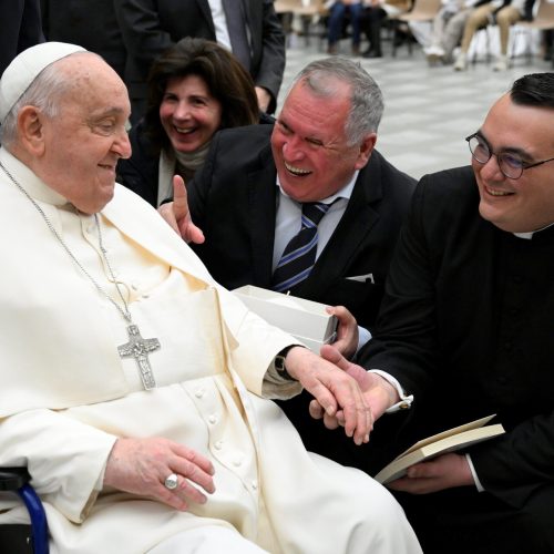 Sidney Oliveira, fundador da Ultrafarma, inicia 2025 com visita ao Papa Francisco no Vaticano