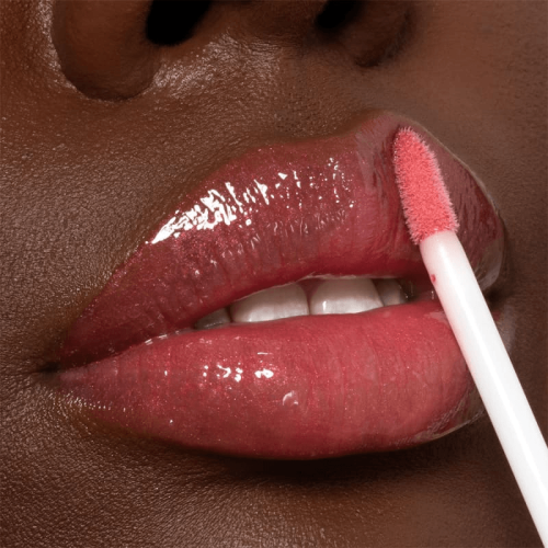 O gloss voltou! Lábios luminosos e cheios de atitude são o must-have de beleza em 2025
