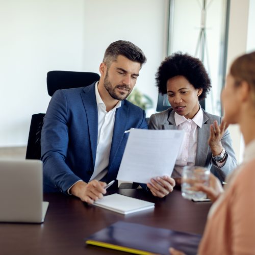 Como comunicar decisões difíceis no trabalho sem perder a confiança da equipe