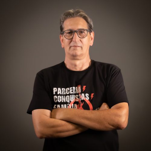 O produtor que ensina profissionalismo e comprometimento a jovens roqueiros