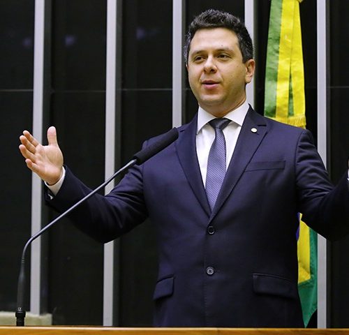 Tiago Dimas celebra aprovação de projeto que isenta mais de 100 mil tocantinenses do IR.