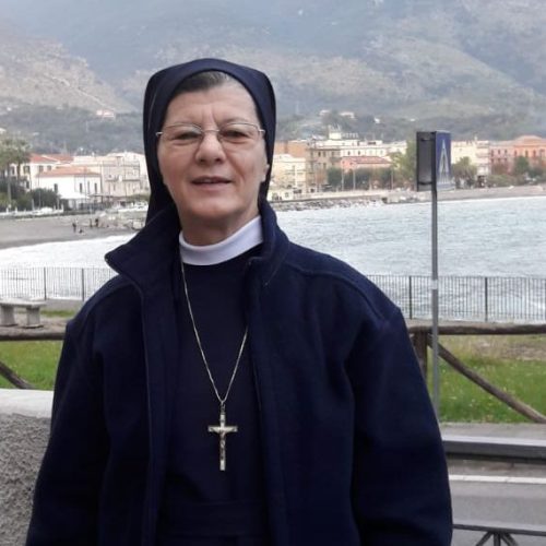 Irmã Terezinha, postuladora da beatificação de Madre Leonia, tem texto publicado por Candeia.