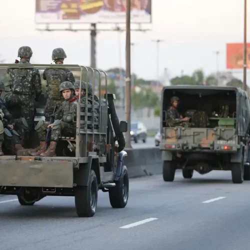 Pesquisa do Datafolha aponta que 3 em cada 4 cariocas defendem a presença do Exército para reforçar a segurança