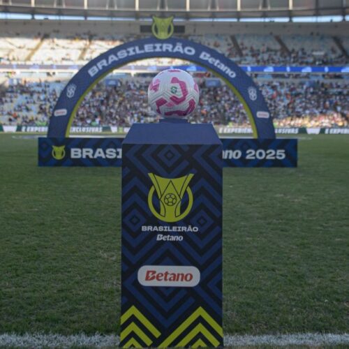 Clube de elite do futebol brasileiro busca parcerias financeiras para reforçar elenco na próxima temporada.