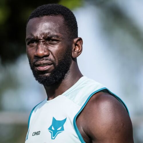 “Experiente jogador estrangeiro assina contrato com clube brasileiro após ficar disponível no mercado”