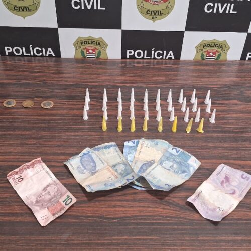 Mulher é detida pela Polícia Civil por tráfico de drogas nas proximidades de escola no Núcleo Habitacional 2, em Bariri