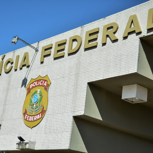 PF prende advogados e agentes por vazamento e intima irmã de Aécio