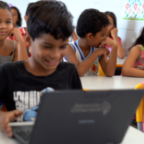 Programa Escolas Conectadas alcança 68,4% das escolas públicas em 2025 e avança rumo à universalização da internet
