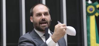 Eduardo precisa voltar ao Brasil para não perder cargo na Polícia Federal