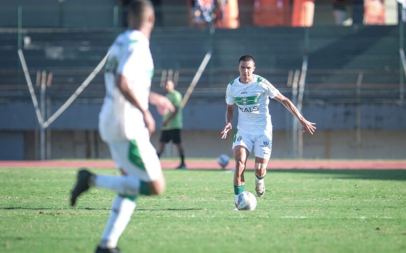 Time da elite assina vínculo com lateral por longo prazo