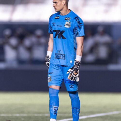 Negociação por goleiro esfria devido ao alto preço solicitado pelo Santos