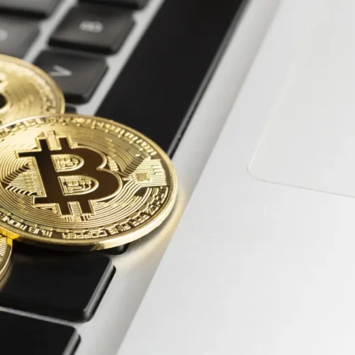 Inconsistência interna resulta na distribuição de US$ 44 bilhões em bitcoins por corretora.