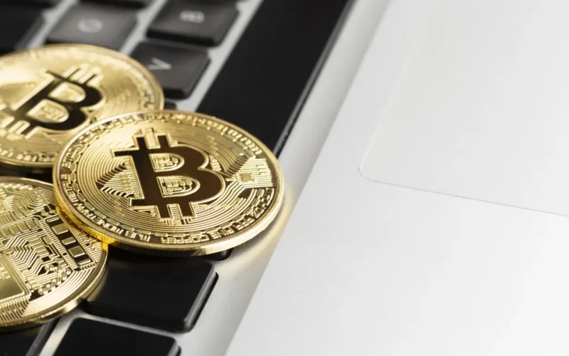 Inconsistência interna resulta na distribuição de US$ 44 bilhões em bitcoins por corretora.