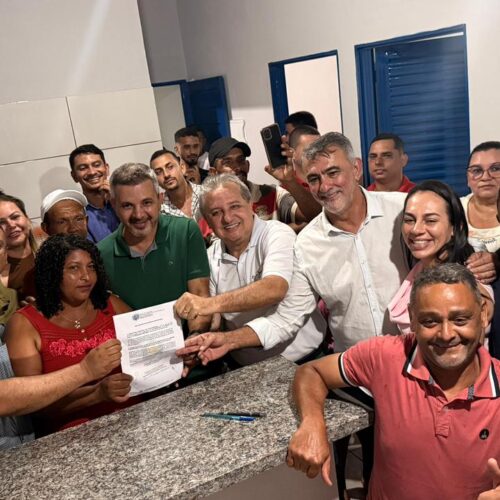 Amélio Cayres demonstra comprometimento com avanços para Cachoeirinha em sua presença no aniversário da cidade.