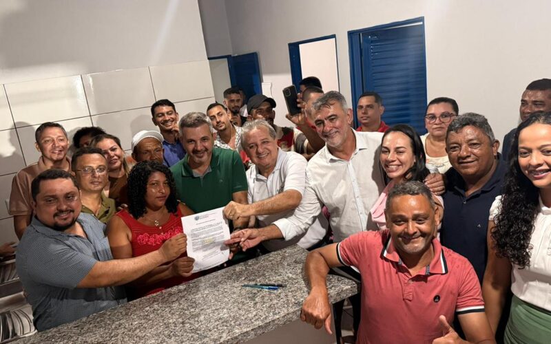 Amélio Cayres demonstra comprometimento com avanços para Cachoeirinha em sua presença no aniversário da cidade.