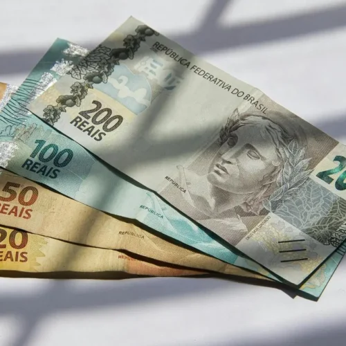 Salário mínimo com reajuste estará disponível na conta a partir de fevereiro; veja os detalhes