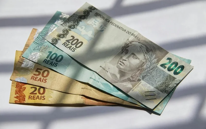 Salário mínimo com reajuste estará disponível na conta a partir de fevereiro; veja os detalhes