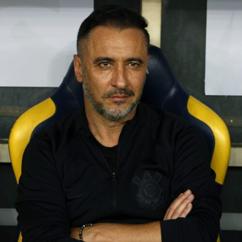 Ex-técnico de Corinthians e Flamengo assume comando em time da Premier League.