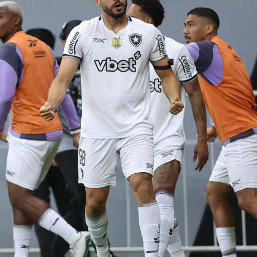 Negociação entre Botafogo e Corinthians por craque esbarra em impasse financeiro