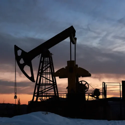 Governo reajusta previsão de inflação para 2026 devido ao aumento do preço do petróleo