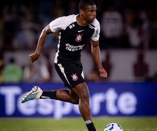 Clube europeu faz proposta milionária por volante do Corinthians; negociação surpreende com valores altos.