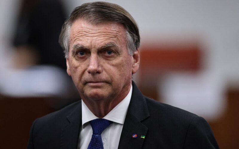 Saúde de Bolsonaro melhora na UTI, diz boletim médico