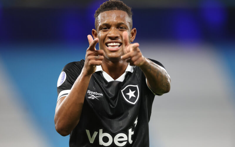Leila expressa interesse por Danilo, mas descarta tratativas entre Palmeiras e Botafogo