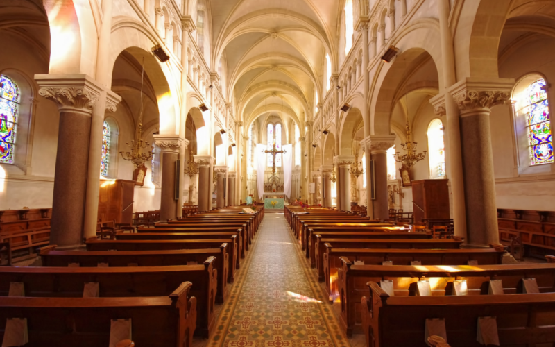 Câmara Legislativa aprova emenda que expande benefícios fiscais para instituições religiosas.