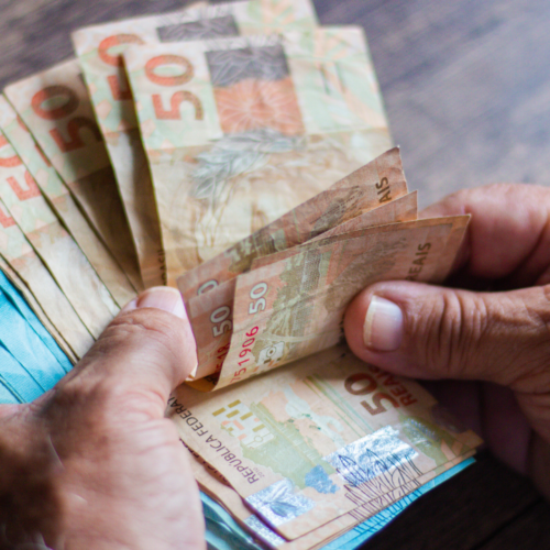 Salário mínimo ultrapassa R$ 2 mil; governo anuncia prazo para implementação