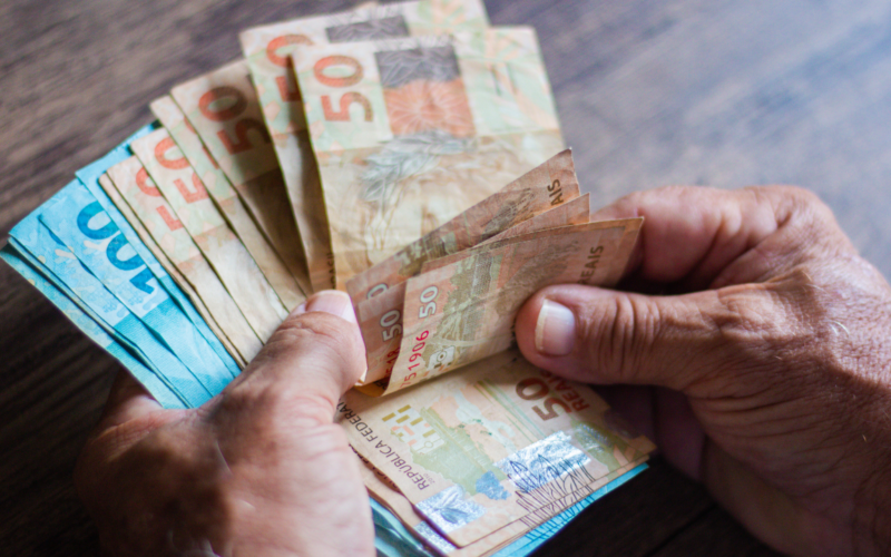 Salário mínimo ultrapassa R$ 2 mil; governo anuncia prazo para implementação