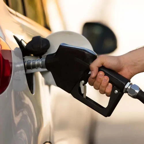 Governo reduz imposto sobre gasolina em meio à alta nos preços do petróleo