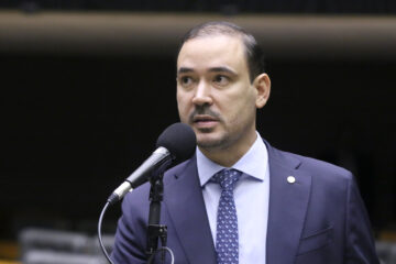 Vicentinho Júnior declara apoio ao encerramento da escala 6×1