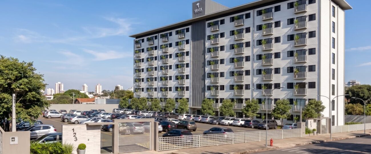 Prédios “em linha de montagem”: construtora brasileira acelera modelo industrializado e prepara edifícios de até oito andares