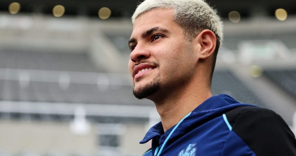 Bruno Guimarães manifesta desejo de deixar o Newcastle e negocia transferência para clube inglês de peso