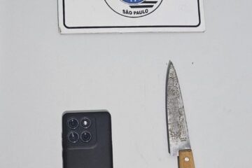 Suspeito é preso em flagrante ao assaltar celular com faca em mãos