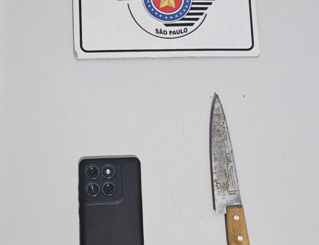 Suspeito é preso em flagrante ao assaltar celular com faca em mãos