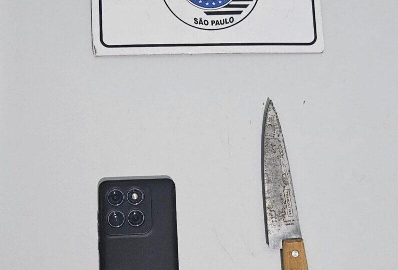 Suspeito é preso em flagrante ao assaltar celular com faca em mãos