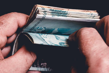 Projeção aponta que salário mínimo em 2027 pode atingir R$ 1.741