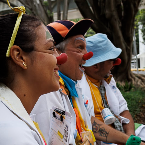 Muito além do riso: como a palhaçaria hospitalar transforma a saúde emocional de pacientes adultos e humaniza o ambiente hospitalar
