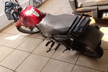 Mulher é presa por porte de motocicleta com alterações ilegais