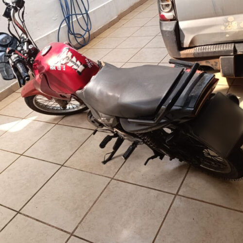 Mulher é presa por porte de motocicleta com alterações ilegais