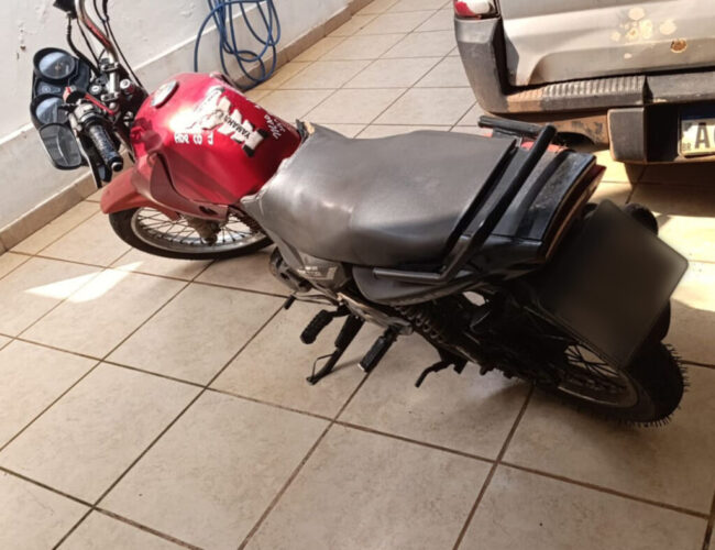 Mulher é presa por porte de motocicleta com alterações ilegais